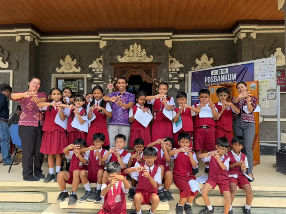 Siswa Kelas IV SD Negeri 2 Kukuh Kenali Lingkungan Kantor Perbekel Desa Kukuh
